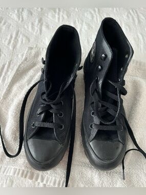 Converse Black Women Lace-Up High-Top Boots with Faux, Size 6.